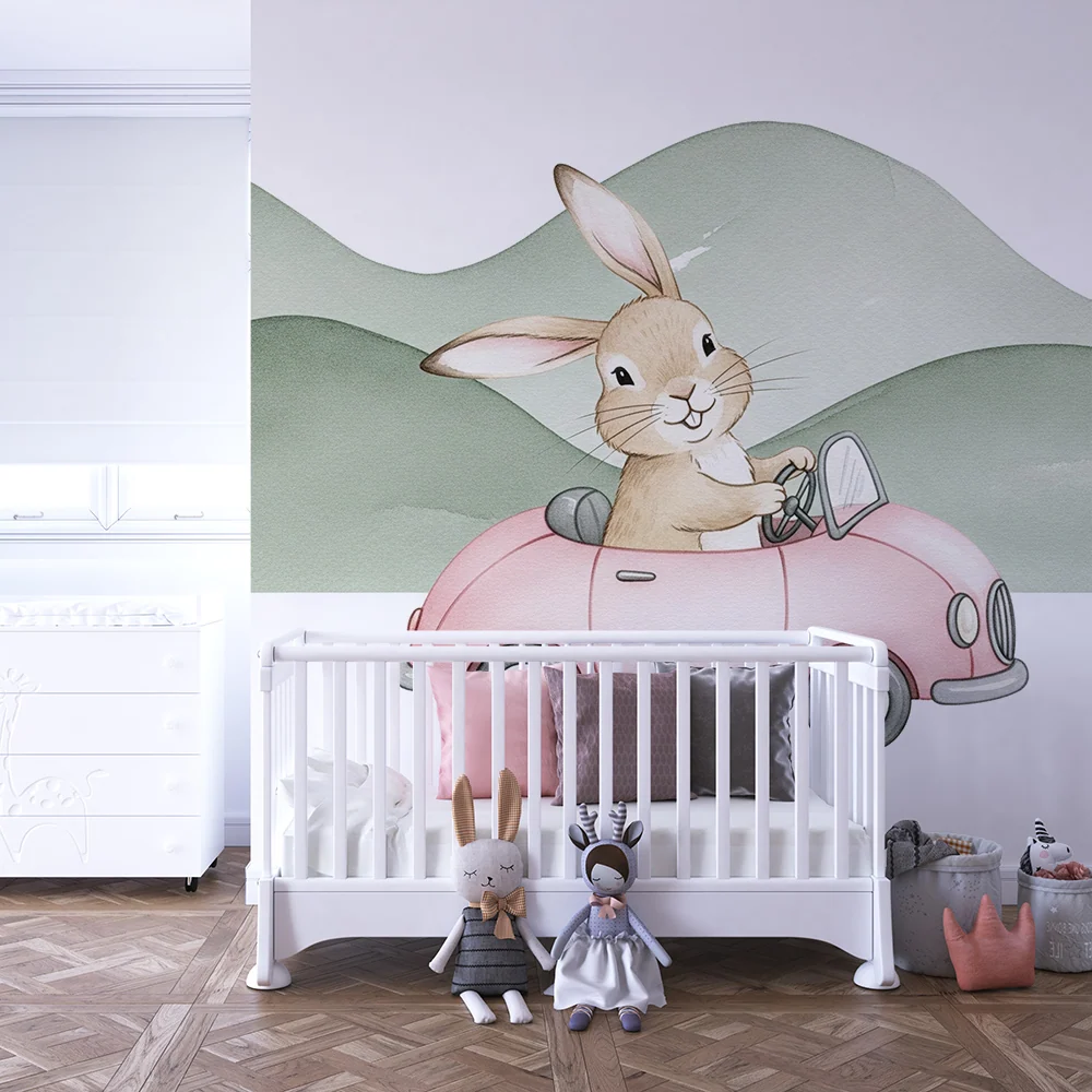 Babyzimmer Tapete | Fröhlicher Hase im rosa Auto