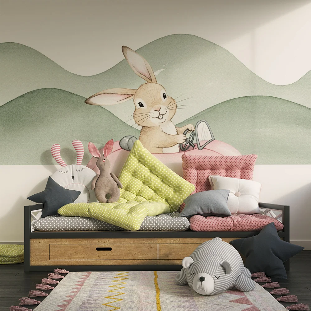 Babyzimmer Tapete | Fröhlicher Hase im rosa Auto