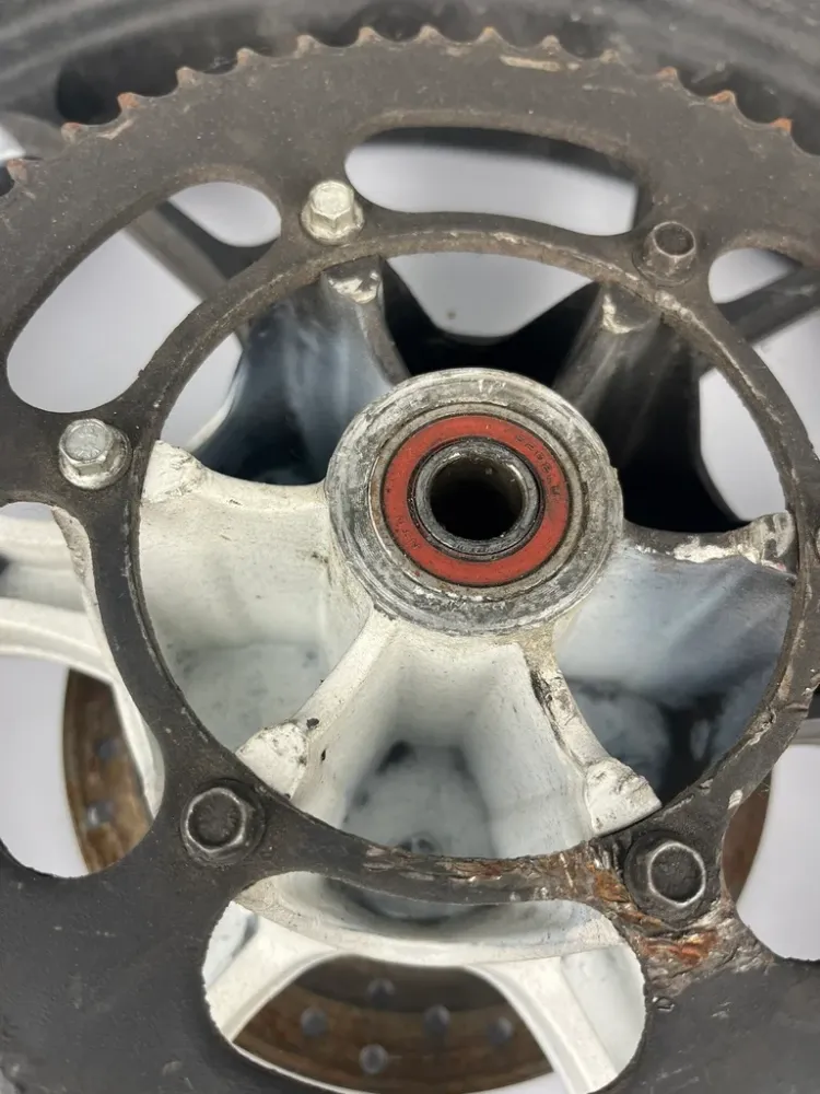 hintere Gussfelge mit Reifen, Derbi/Aprilia/Gilera ab 2011, 130/70-17, 15mm Achsdurchmesser