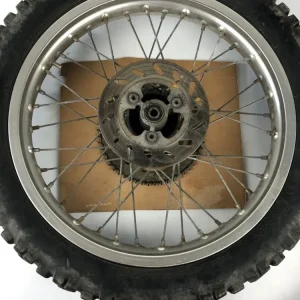 hintere Speichenfelge mit Stollenreifen, Derbi/Aprilia/Gilera, 110/80-18, 12mm Achsdurchmesser