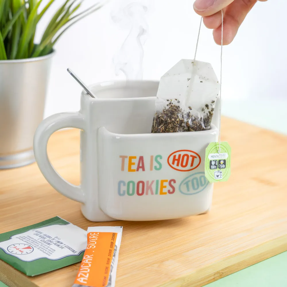 Tasse mit Tasche „Tea is hot cookies too“
