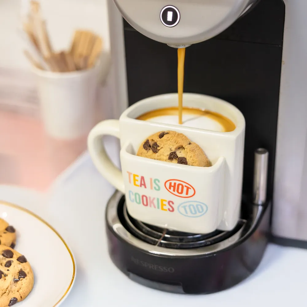 Tasse mit Tasche „Tea is hot cookies too“