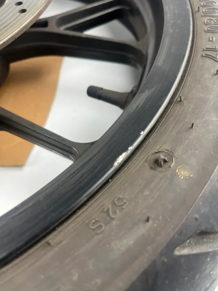 vordere Gussfelge mit Reifen, Derbi/Aprilia ab 2011, 100/80-17, 15mm Achsdurchmesser