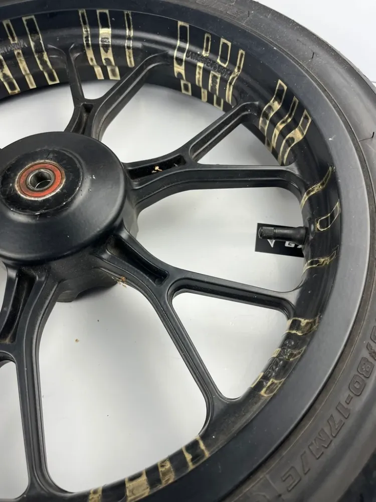 vordere Gussfelge mit Reifen, Derbi/Aprilia ab 2011, 100/80-17, 15mm Achsdurchmesser