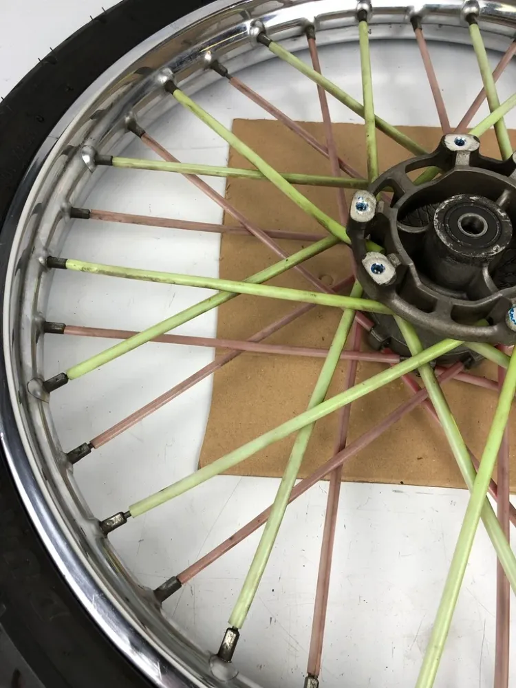 vordere Speichenfelge mit SM Reifen, Derbi/Aprilia/Gilera, 80/90-21, 12mm Achsdurchmesser