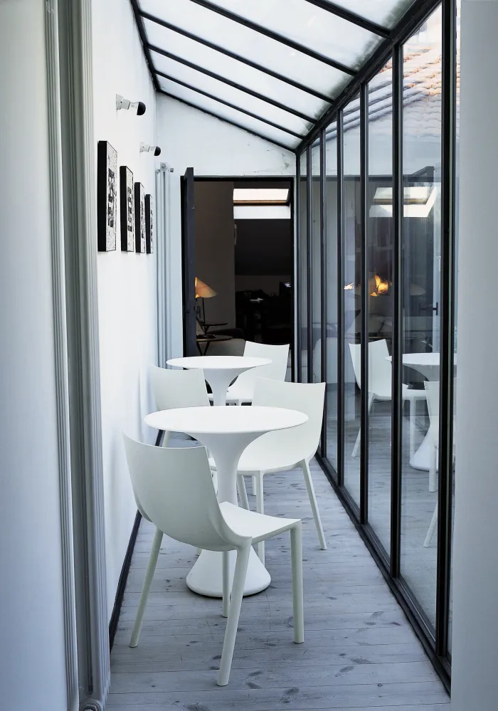 Kissi White Kissi Cafe Tisch