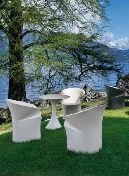 Kissi White Kissi Cafe Tisch