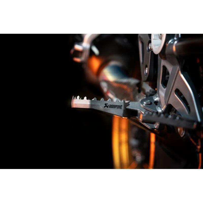 Akrapovic Adventure - Fußrasten | SET | ABE | Titan | FAHRER | passend für BMW R 1200 GS / ADVENTURE - Modelle (2004-2018)