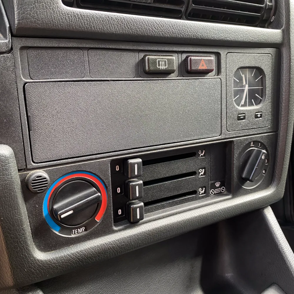 BMW E30 Radioblende Botter Manufacturing Inc.