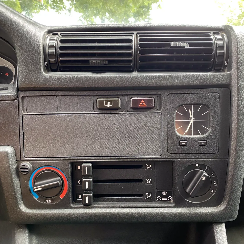 BMW E30 Radioblende Botter Manufacturing Inc.