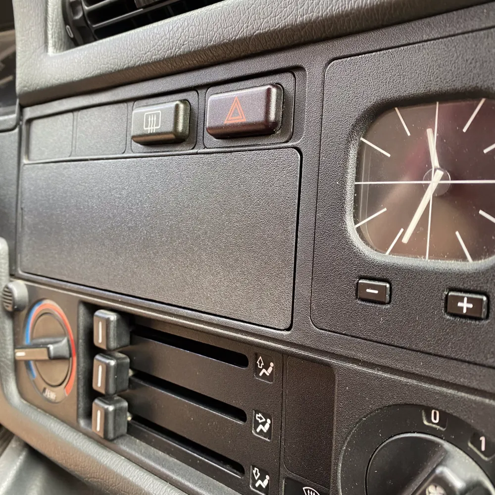 BMW E30 Radioblende Botter Manufacturing Inc.