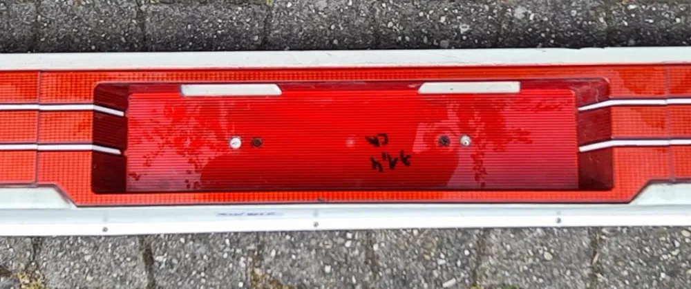 Hella Original Kennzeichen-Reflektortafel 8XU006471 für Hobby Wohnwagen 71,4 mm