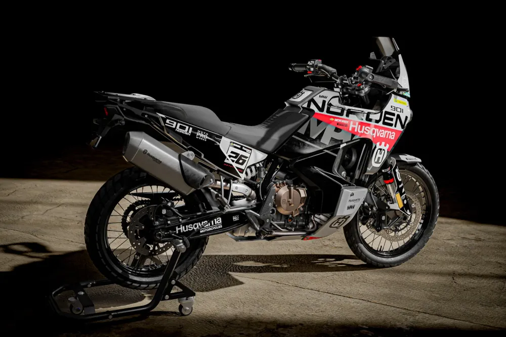HUSQVARNA Norden 901 DEKOR - „P1“ (Schwarz/Rot)