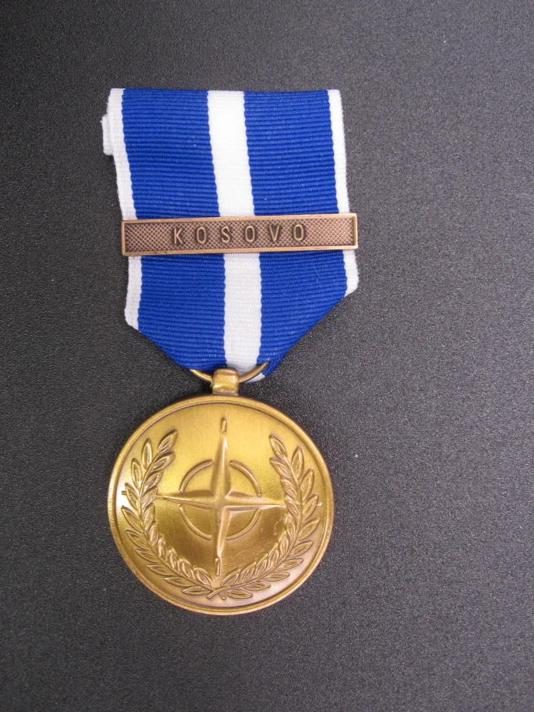 H.W. - - KOSOVO NATO Einsatzmedaille Bundeswehr FORMER YUGOSLAVIA SFOR KFOR ISAF