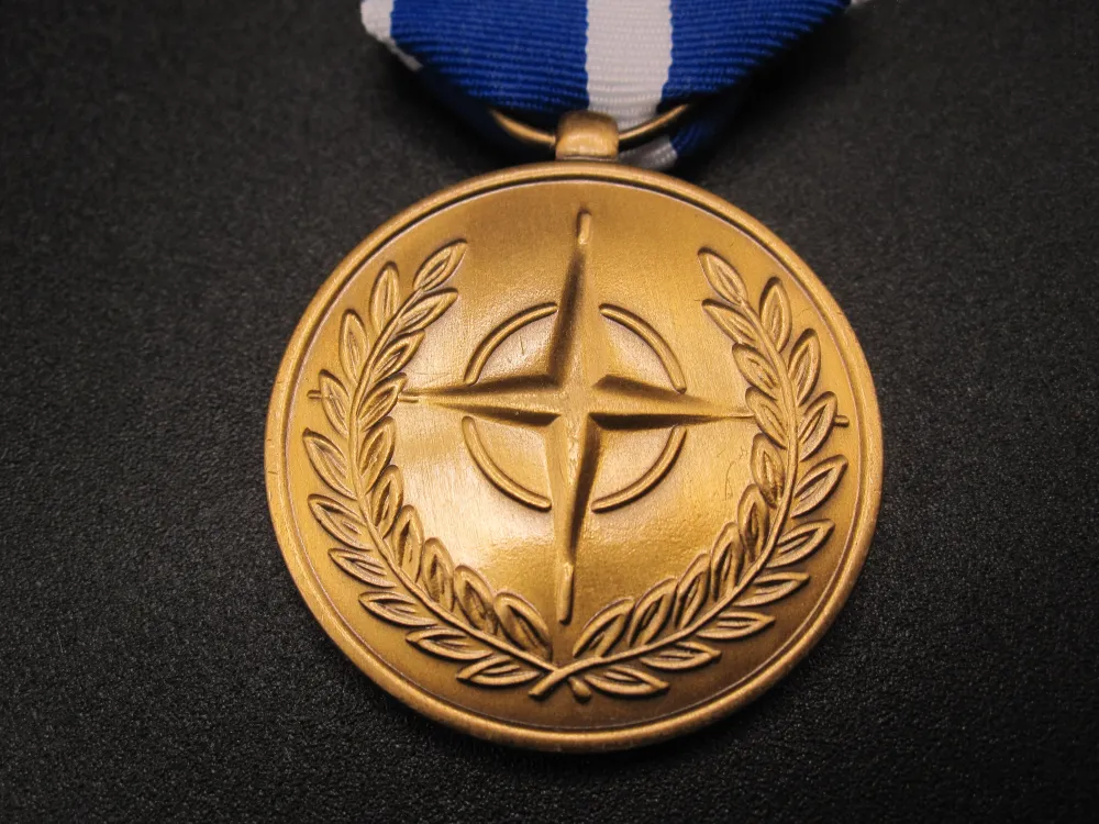 H.W. - - KOSOVO NATO Einsatzmedaille Bundeswehr FORMER YUGOSLAVIA SFOR KFOR ISAF