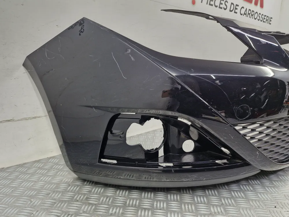 Vorderer Stoßfänger Seat Ibiza 4 Phase 1 (05/2008 bis 01/2012) – Originalgebrauchtteil mit Sensoren und Scheinwerferreinig...