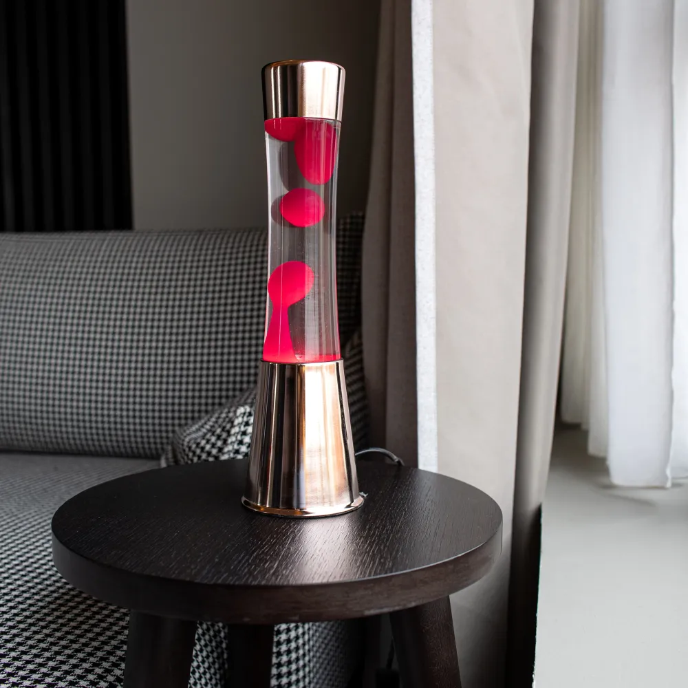 Lavalampe mit roségoldfarbener Basis, klarem Flüssigkeit und magentafarbener Lava