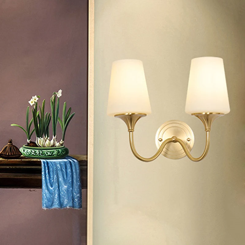 1/2-Glühbirnen-Wandleuchte mit kegelförmigem Schirm, moderne Wandleuchte aus weißem Glas Messing für Schlafzimmer Clearhalo
