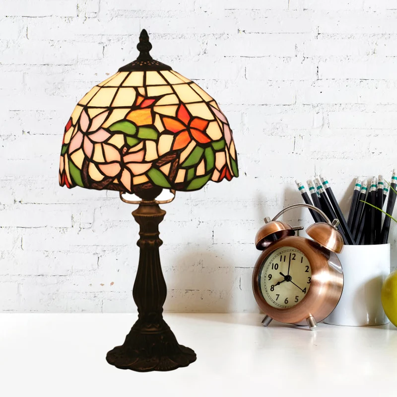 1-flammige Nachttischleuchte im Barockstil mit gewölbtem Kunstglas und Blumenmuster, Nachtbeleuchtung Rot/Rosa für Schlafz...