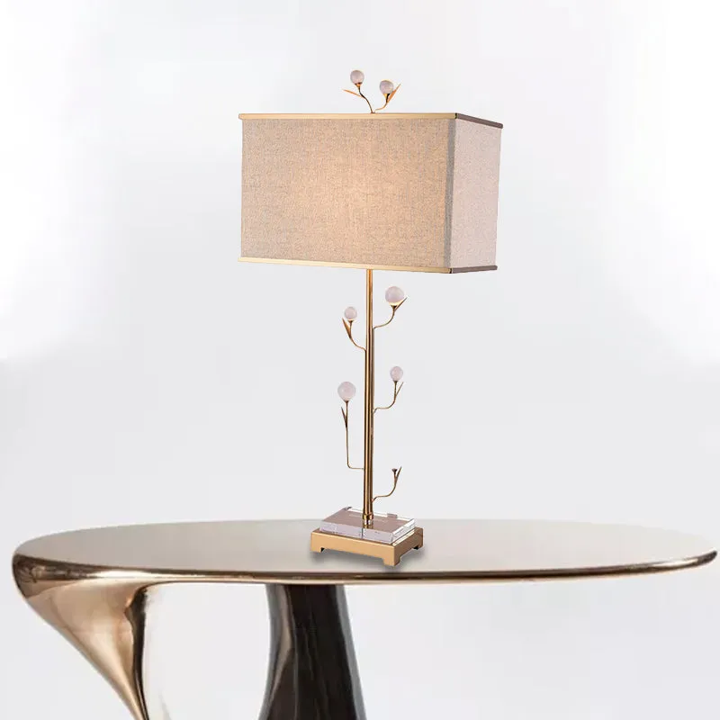 1-flammige rechteckige Tischleuchte im Vintage-Stil, beige Stoff-Nachtlampe mit goldenem Stab und Kristallkugel Clearhalo