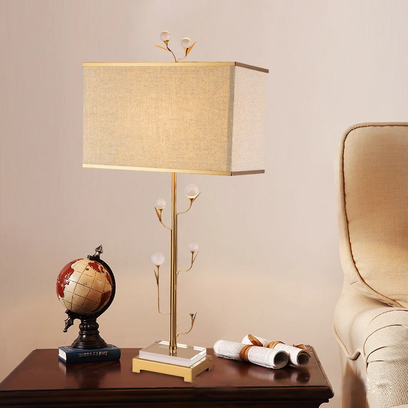 1-flammige rechteckige Tischleuchte im Vintage-Stil, beige Stoff-Nachtlampe mit goldenem Stab und Kristallkugel Clearhalo