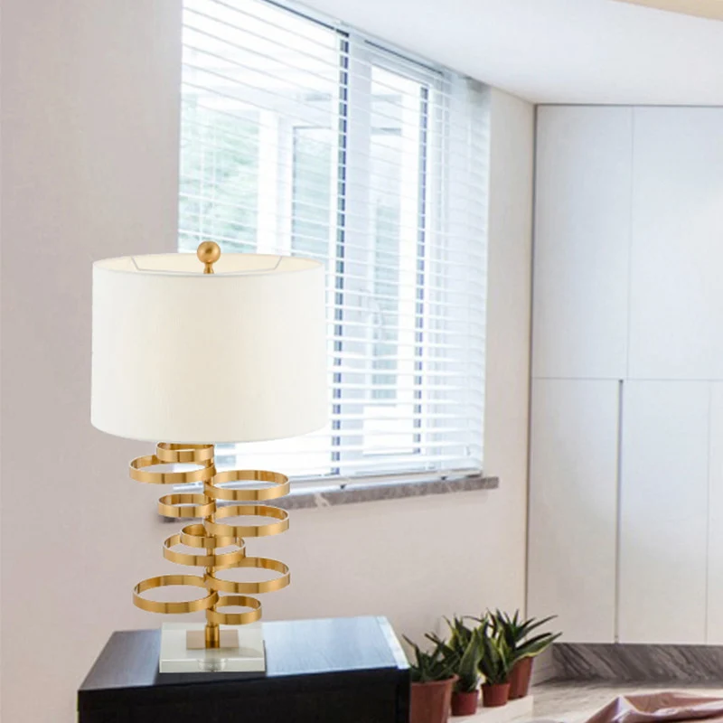 1-Kopf-Schlafzimmer-Nachttischleuchte, postmoderne Nachttischlampe aus weißem Metall mit Trommelstoffschirm Clearhalo