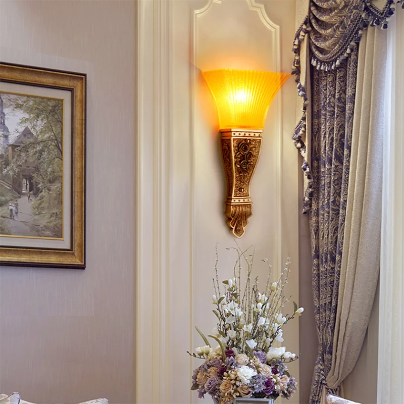 1-Kopf-Wandleuchte im modernen Stil mit ausgestelltem Schirm, Wandleuchte aus gelbem Glas und Kunstharz Gold/Weiß Clearhalo