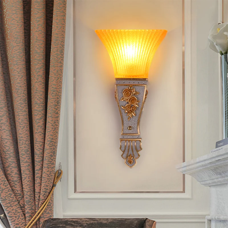 1-Kopf-Wandleuchte im modernen Stil mit ausgestelltem Schirm, Wandleuchte aus gelbem Glas und Kunstharz Gold/Weiß Clearhalo