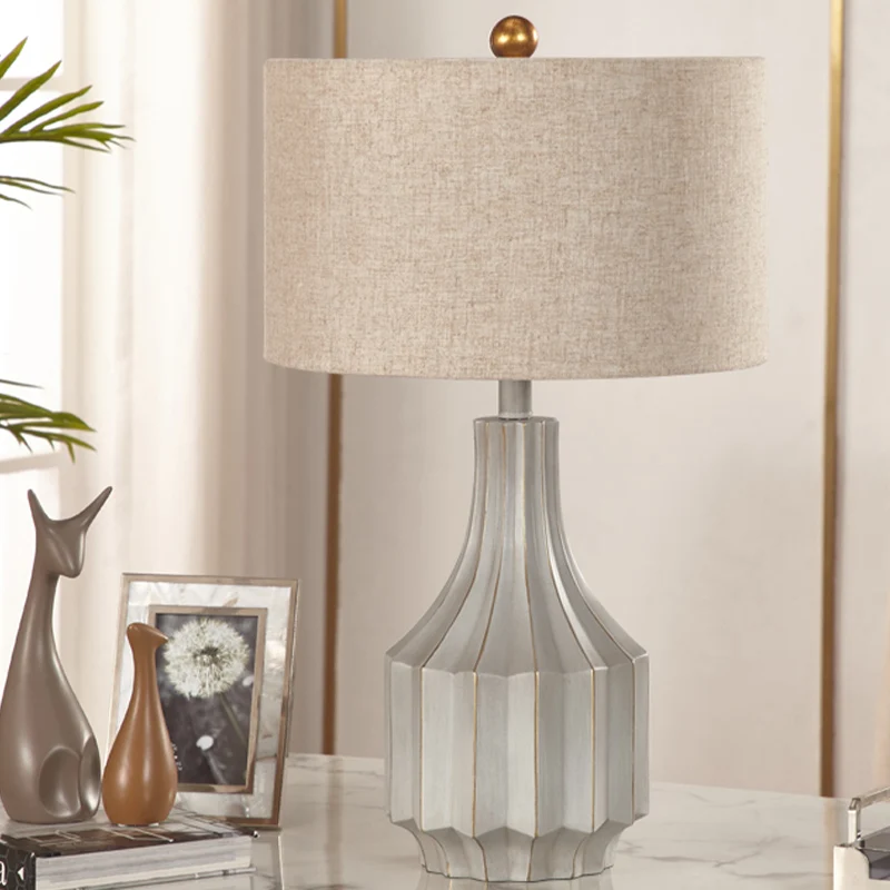 1-Licht-Tischlampe „Trommel“ im Landhausstil, weiß/beige Stoff-Lesebuchbeleuchtung mit geriffeltem Vasensockel Clearhalo