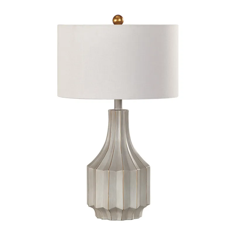 1-Licht-Tischlampe „Trommel“ im Landhausstil, weiß/beige Stoff-Lesebuchbeleuchtung mit geriffeltem Vasensockel Clearhalo
