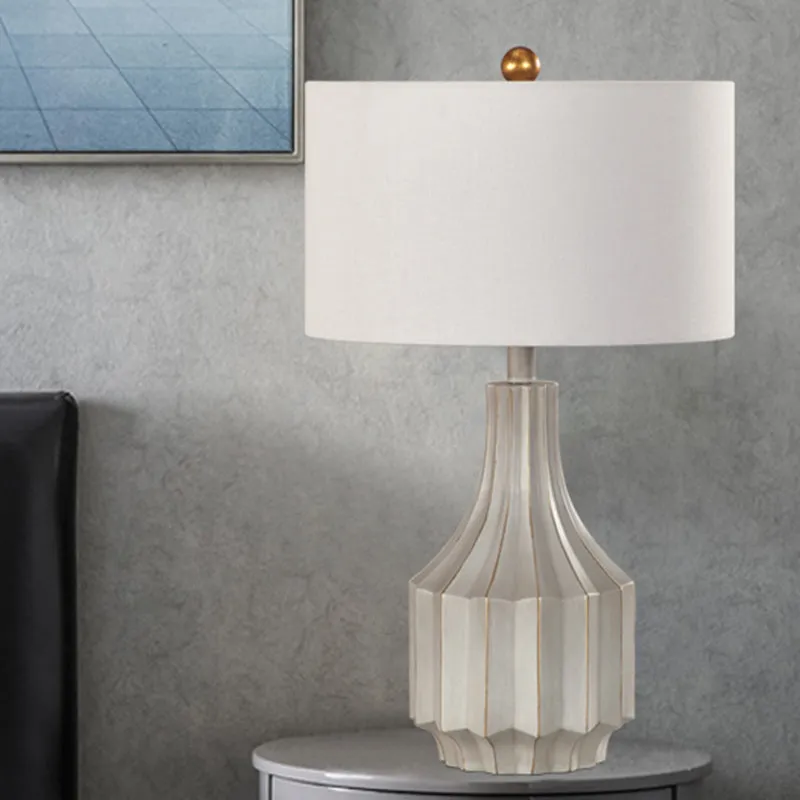 1-Licht-Tischlampe „Trommel“ im Landhausstil, weiß/beige Stoff-Lesebuchbeleuchtung mit geriffeltem Vasensockel Clearhalo