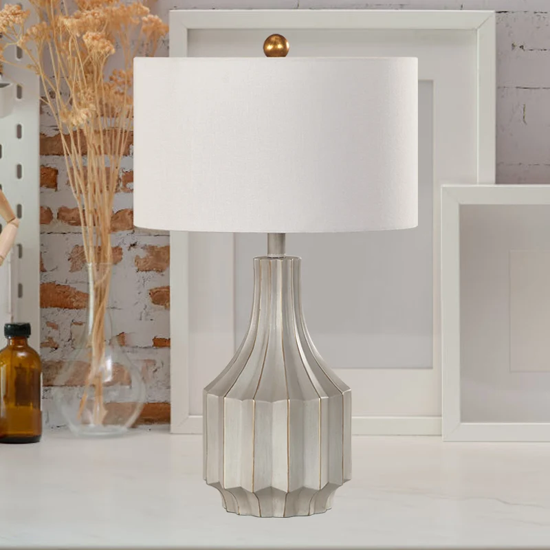 1-Licht-Tischlampe „Trommel“ im Landhausstil, weiß/beige Stoff-Lesebuchbeleuchtung mit geriffeltem Vasensockel Clearhalo