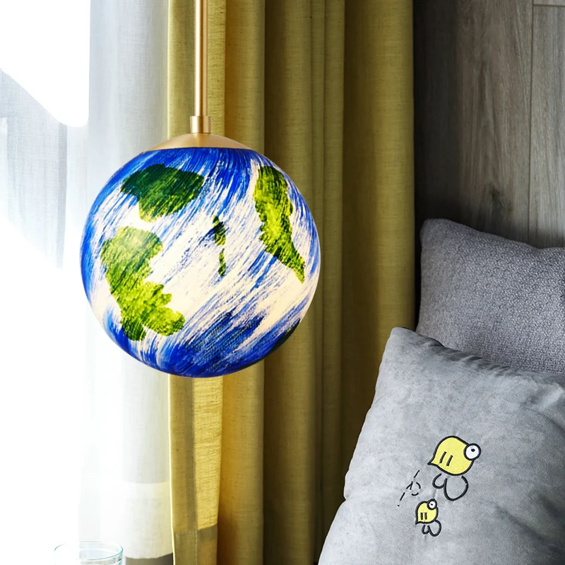 6"/10" breite 1-flammige Nachttisch-Pendelleuchte im Cartoon-Stil aus Messing mit kugelblauem Glasschirm Clearhalo