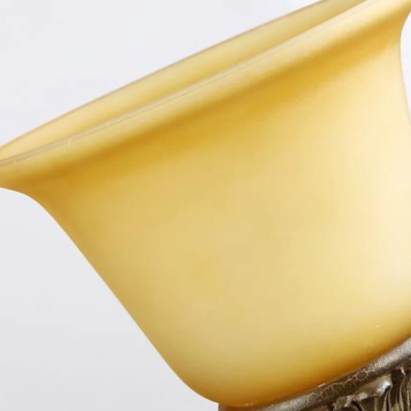 Ausgestellte Wandleuchte aus bernsteinfarbenem Glas, traditionelle 1-flammige Eck-Wandleuchte Bronze mit gewirbeltem Arm C...