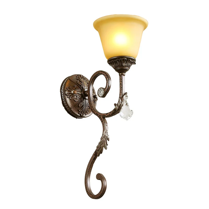 Ausgestellte Wandleuchte aus bernsteinfarbenem Glas, traditionelle 1-flammige Eck-Wandleuchte Bronze mit gewirbeltem Arm C...