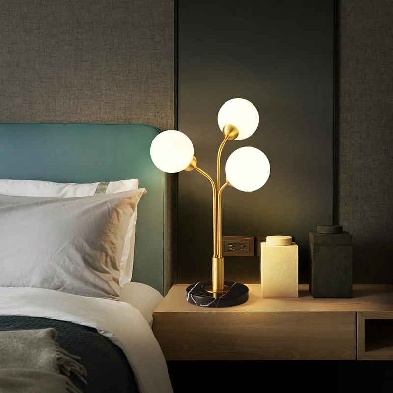 Gefurchte Nachttischleuchte, postmoderne Nachttischlampe aus Opalglas mit 3 Köpfen Messing Clearhalo
