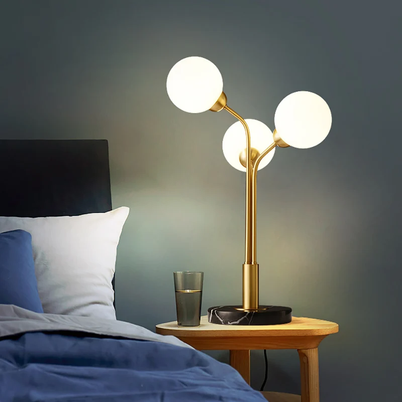 Gefurchte Nachttischleuchte, postmoderne Nachttischlampe aus Opalglas mit 3 Köpfen Messing Clearhalo