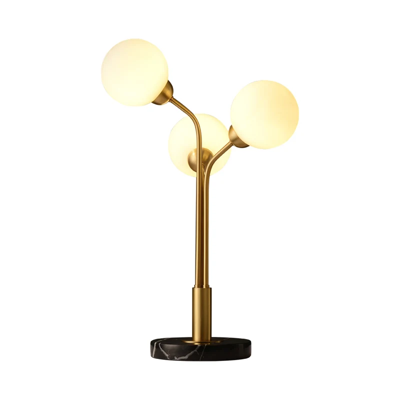 Gefurchte Nachttischleuchte, postmoderne Nachttischlampe aus Opalglas mit 3 Köpfen Messing Clearhalo