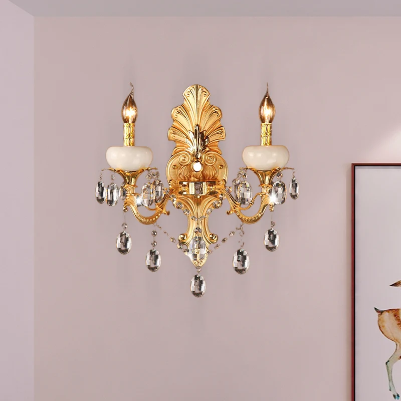 Goldene Kerzenleuchter, traditionelle Wandleuchte aus Metall mit 2 Köpfen und Kristalltropfen für das Wohnzimmer Clearhalo