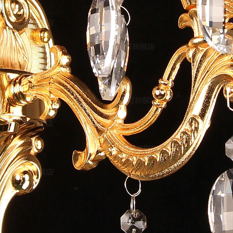 Goldene Kerzenleuchter, traditionelle Wandleuchte aus Metall mit 2 Köpfen und Kristalltropfen für das Wohnzimmer Clearhalo