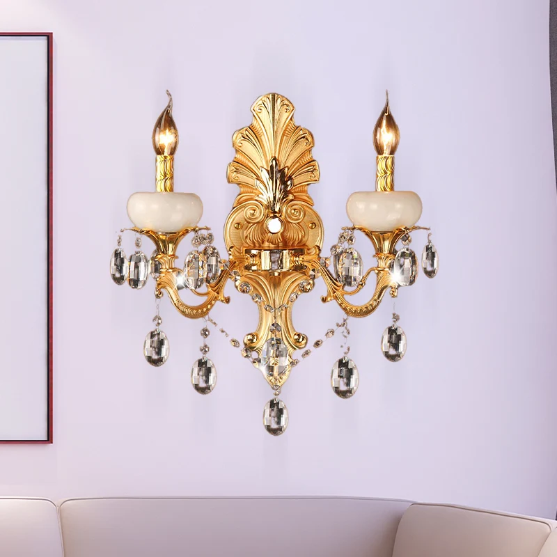 Goldene Kerzenleuchter, traditionelle Wandleuchte aus Metall mit 2 Köpfen und Kristalltropfen für das Wohnzimmer Clearhalo