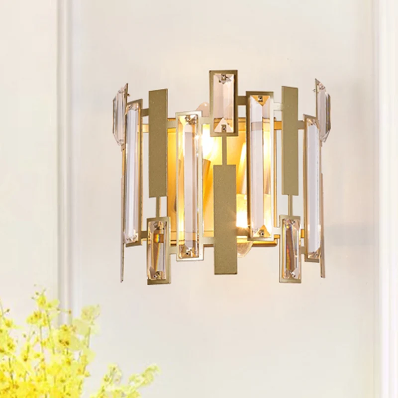 Halbzylindrische Wandleuchte, postmoderner Kristallblock, 1 Licht, goldfarbene Wandleuchte für Wohnzimmer Clearhalo