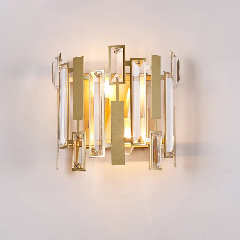 Halbzylindrische Wandleuchte, postmoderner Kristallblock, 1 Licht, goldfarbene Wandleuchte für Wohnzimmer Clearhalo