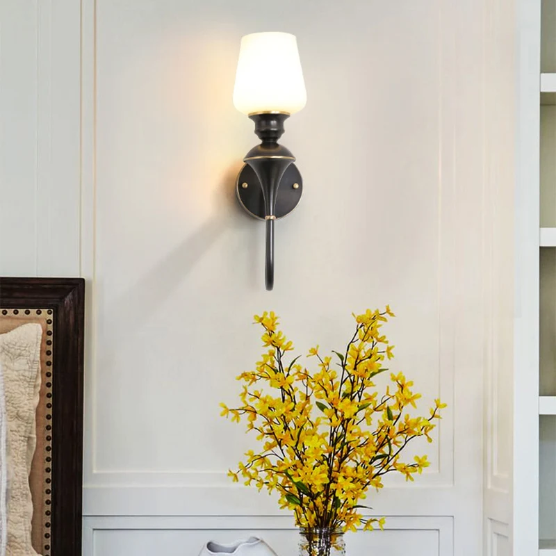 Kegelförmige Wandleuchte aus weißem Glas, traditionelle 1/2-Licht-Schlafzimmer-Wandleuchte Gold/Schwarz Clearhalo