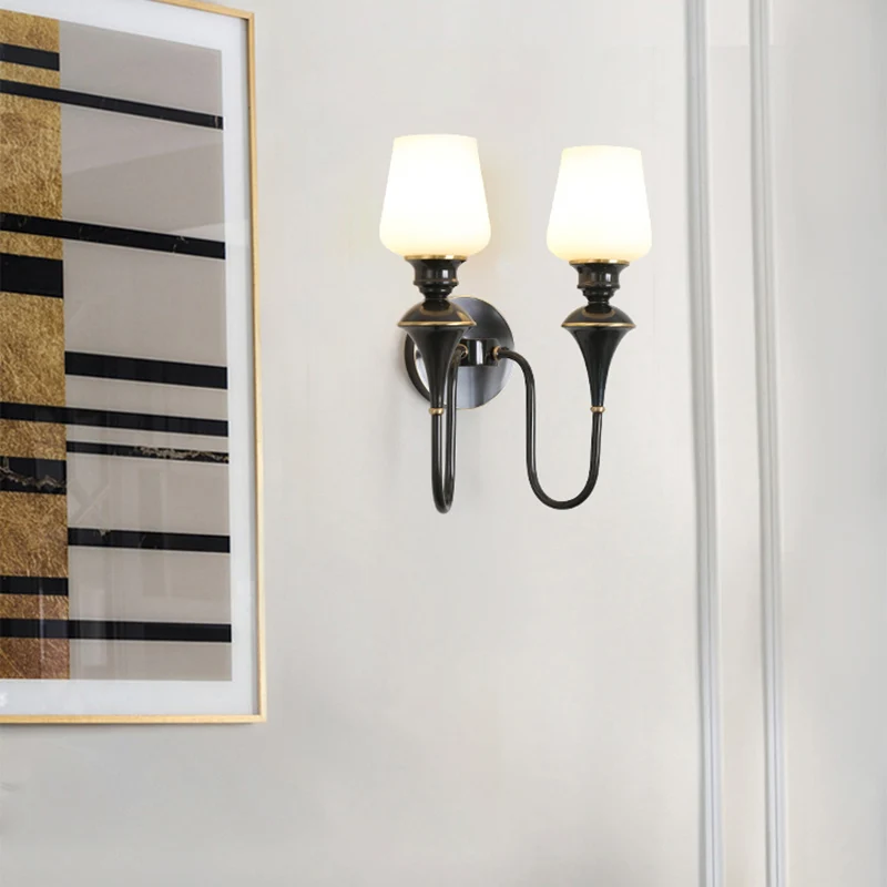 Kegelförmige Wandleuchte aus weißem Glas, traditionelle 1/2-Licht-Schlafzimmer-Wandleuchte Gold/Schwarz Clearhalo