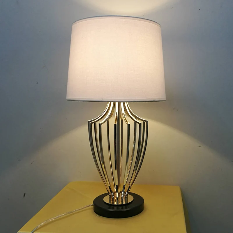 Minimal Barrel Nachttischlampe aus Stoff, 11"/14" B, 1 Kopf, Schlafzimmer-Schreibtischbeleuchtung Schwarz/Weiß mit Urnenkä...