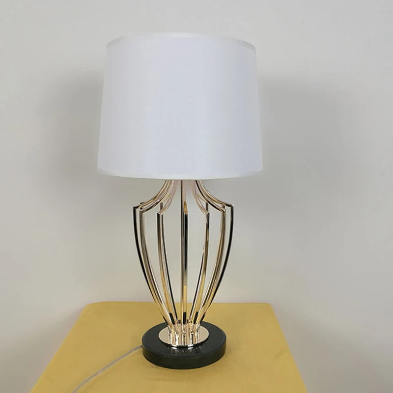 Minimal Barrel Nachttischlampe aus Stoff, 11"/14" B, 1 Kopf, Schlafzimmer-Schreibtischbeleuchtung Schwarz/Weiß mit Urnenkä...