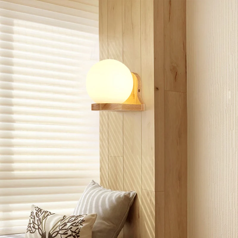Moderne 1-flammige Wandleuchte aus Holz mit kugelförmiger Wandleuchte und Lampenschirm aus Milchglas Clearhalo