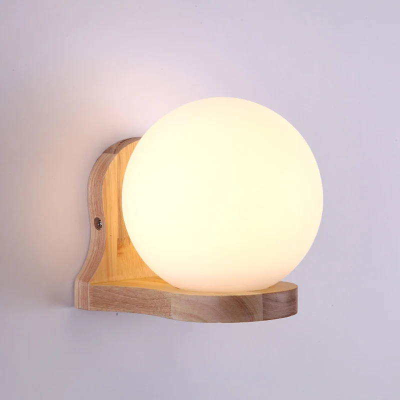 Moderne 1-flammige Wandleuchte aus Holz mit kugelförmiger Wandleuchte und Lampenschirm aus Milchglas Clearhalo