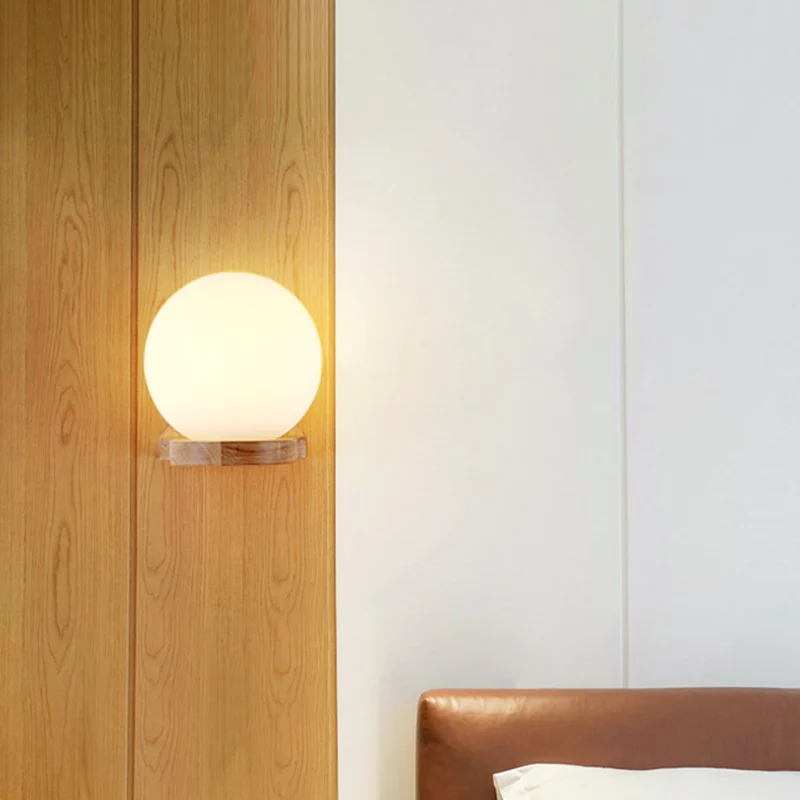 Moderne 1-flammige Wandleuchte aus Holz mit kugelförmiger Wandleuchte und Lampenschirm aus Milchglas Clearhalo